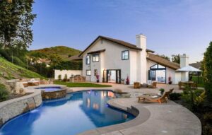 ideas for a luxurious backyard pool